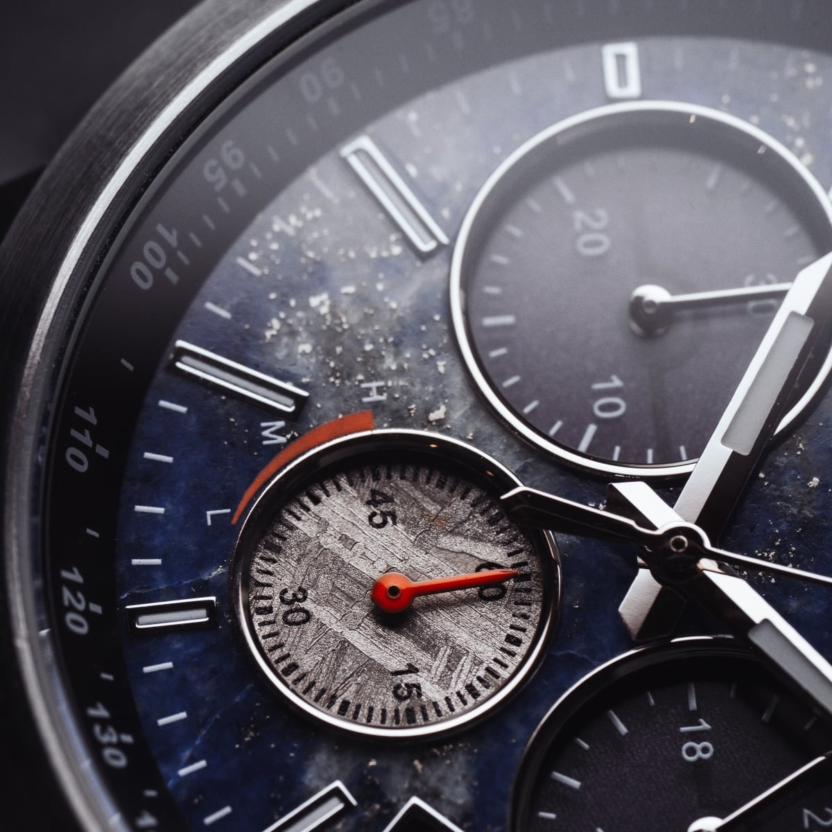 L'orologio "Paracas" presenta un sofisticato Lapis Lazuli e un design argento con dettagli intricati.