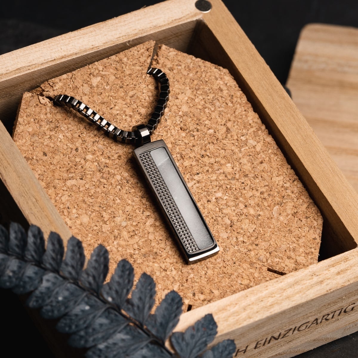 Collana "Planarity Collana" con un design elegante, grigio scuro e marmo in stile pendente rettangolare.