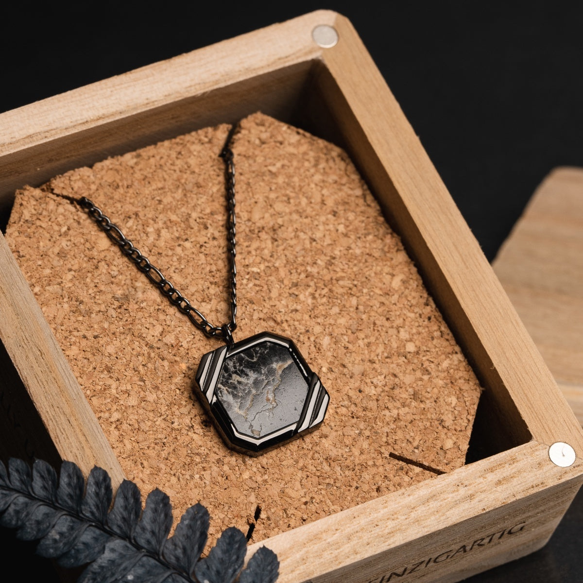 Collana "Scalar Collana" con un design grigio scuro e Nero Portoro con uno stile geometrico contemporaneo.