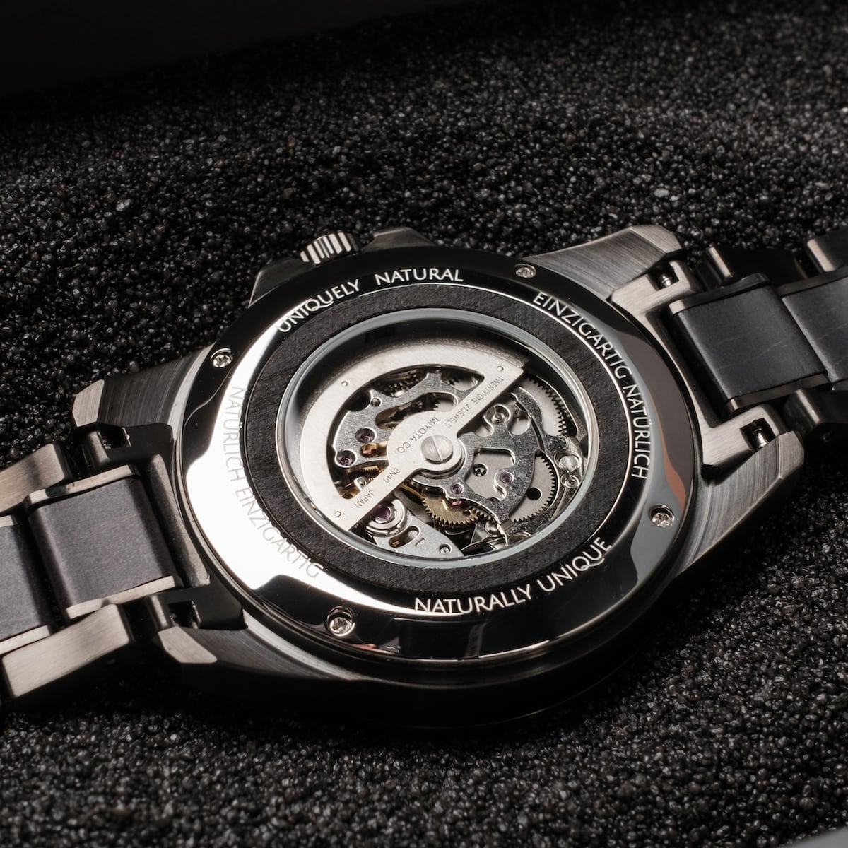 Orologio "Navona" con un design elegante e meccanico con accento acero e finitura metallica.