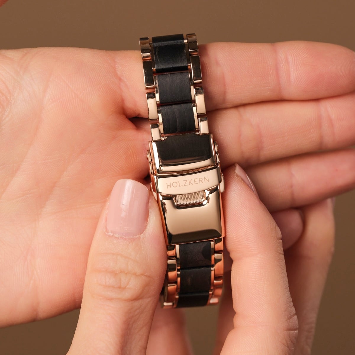 Orologio "Luminaire" con finitura acero, presentando un design elegante e sofisticato.
