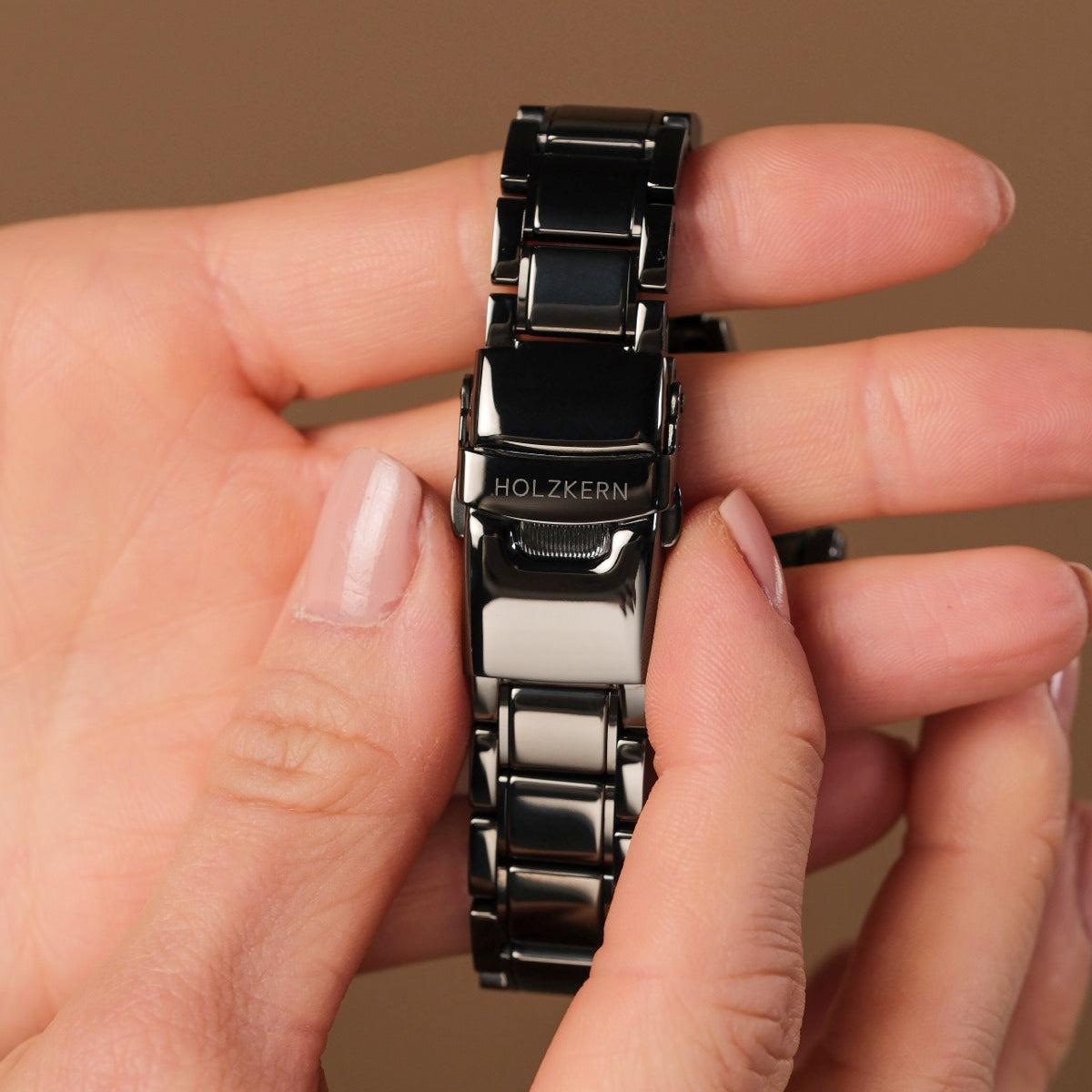 Bracciale orologio Mirrorance in nacre e ceramica con un design elegante e riflettente.