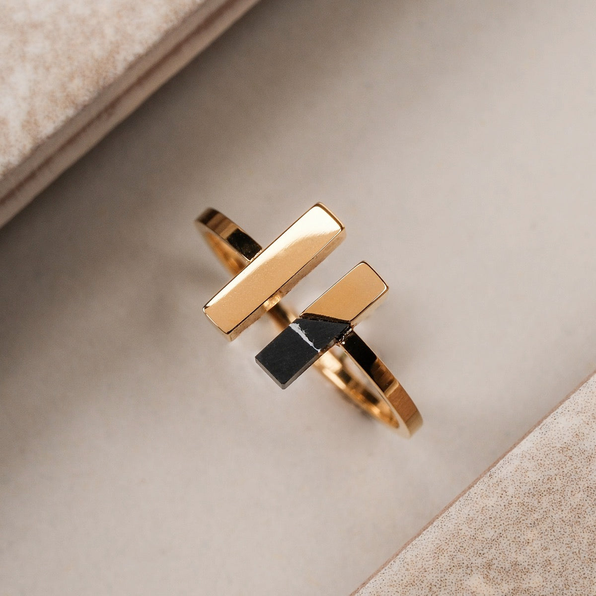 "Campania Ring": Elegant marble and gold ring with a minimalist geometric design.
