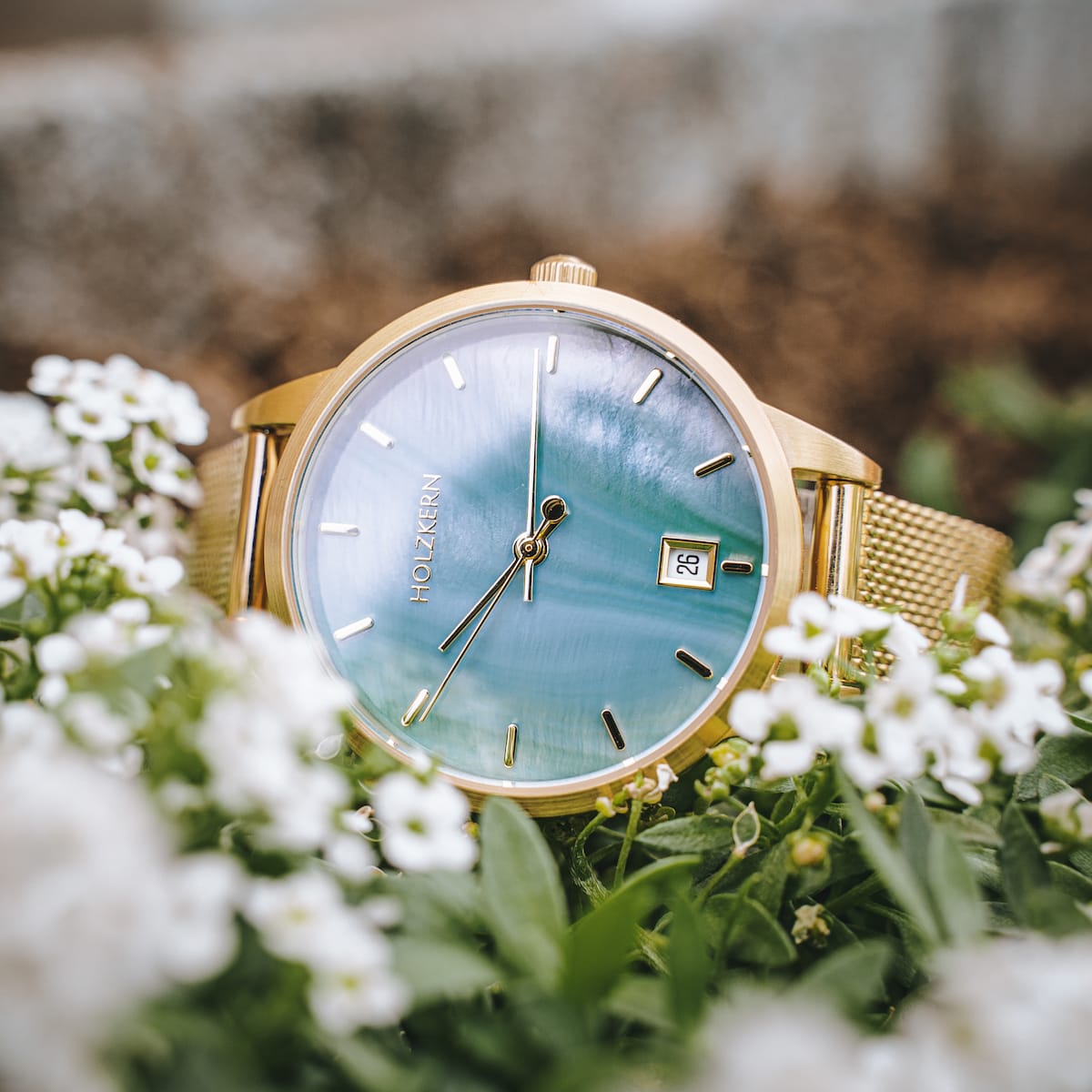 Elegante orologio "Talamanca" con accenti in faccia e oro, in stile con delicati ambienti floreali.