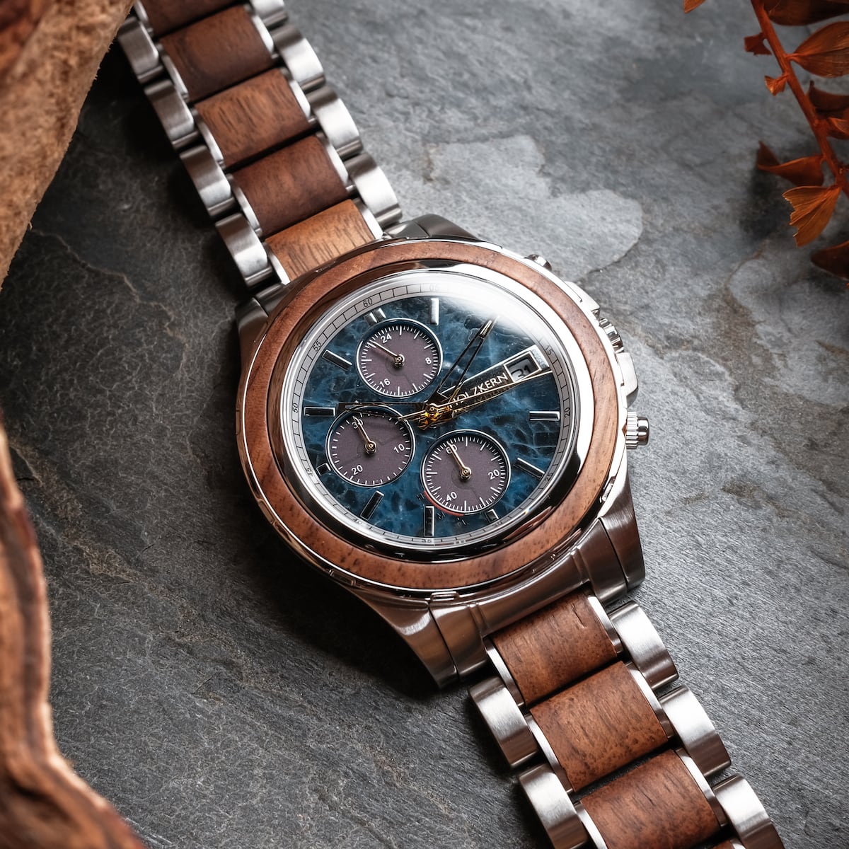 Orologio "Koh Mak" con disegno in noce e marmo, con una fascia di collegamento in acciaio inox e legno.