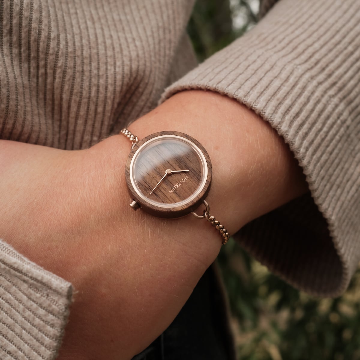 "Leave", elegante orologio con finitura in noce e design elegante.