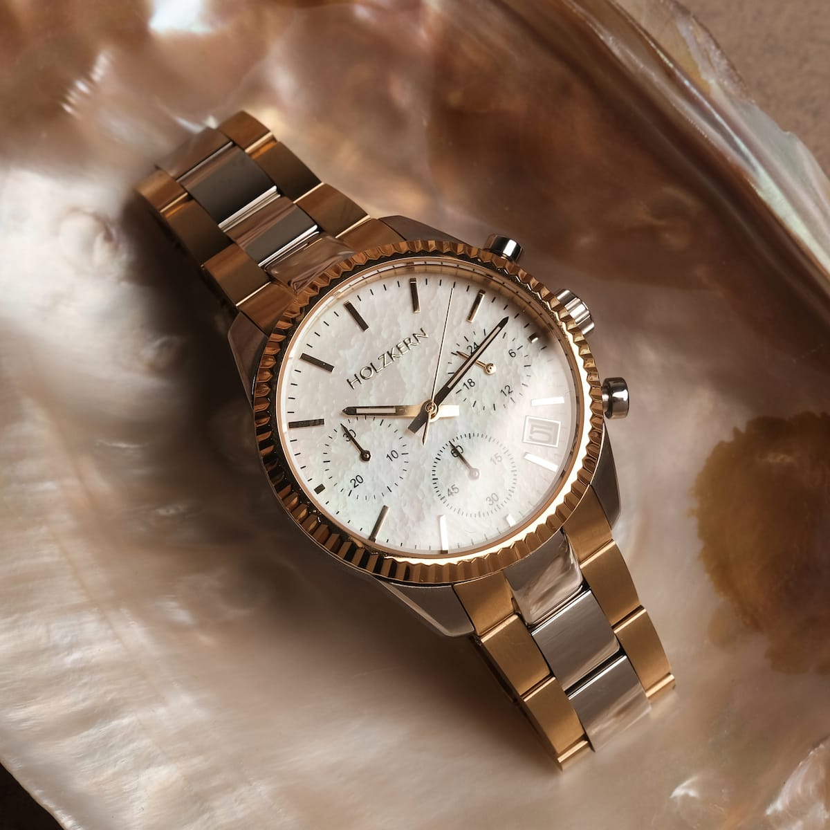 L'orologio "Supportive" con accenti in oro e quadrante nacre, esaltando eleganza e raffinatezza.