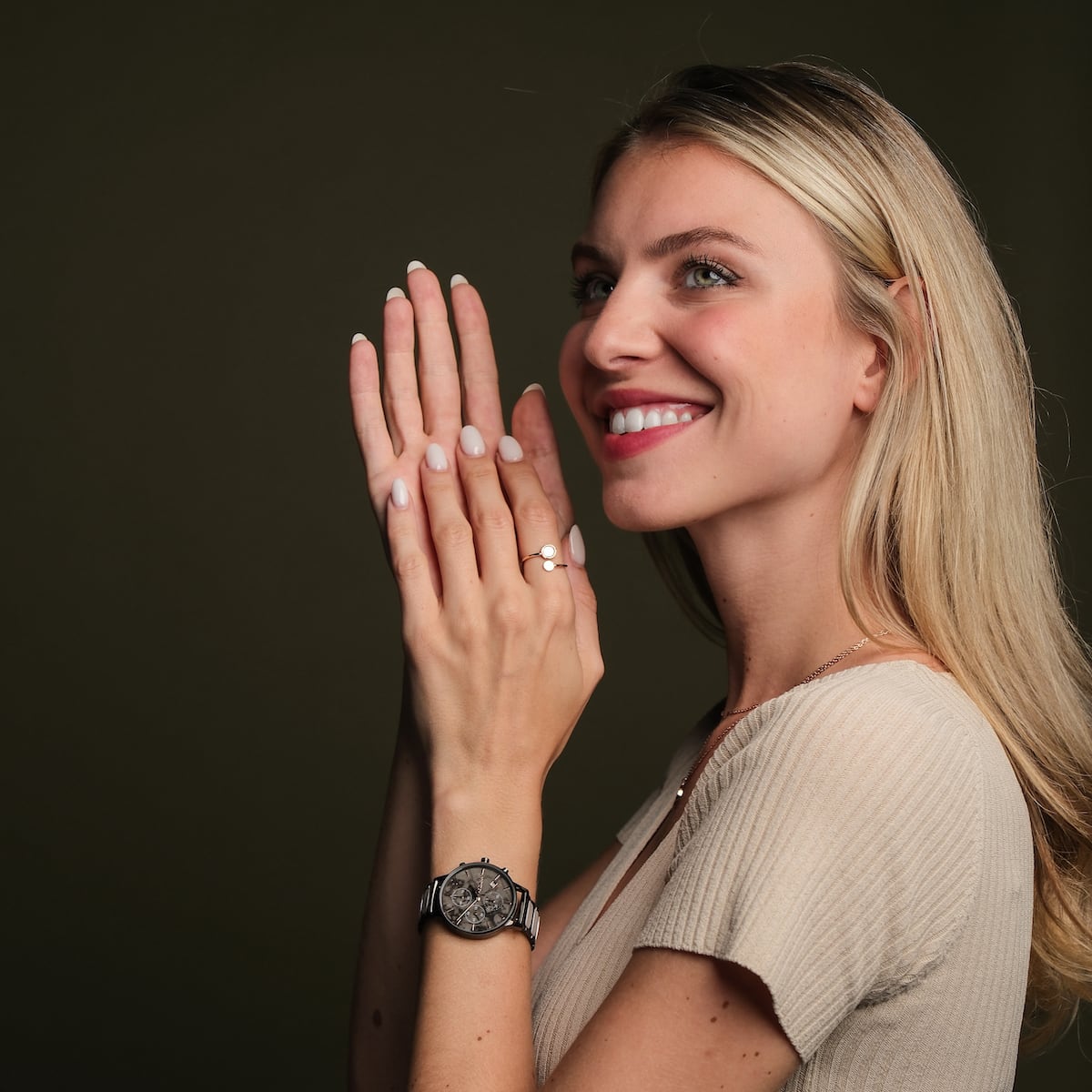 "Breezy watch with marble and ceramic details, showcasing a stylish and elegant design on a model's wrist."