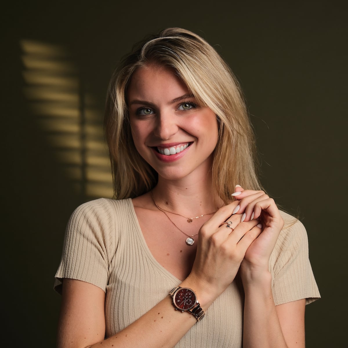 "Cheery", a chic watch, features sleek nacre and ceramic materials, blending elegance with modern design.