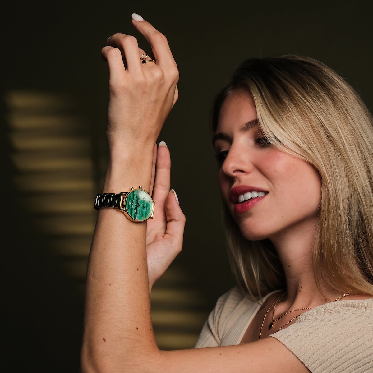 L'orologio "Jolly" con una faccia malachita e una band in ceramica, presentato su una persona sorridente.
