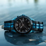 L'orologio "Glaciersurge" presenta un design elegante con l'occhio lucido di Hawk e dettagli Maple, impostato su un tranquillo sfondo d'acqua.