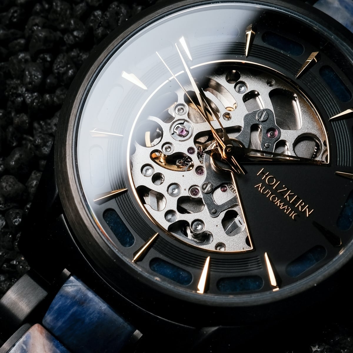 Orologio "Vredefort" con disegno in marmo e nero con un volto meccanico dettagliato su uno sfondo texture.