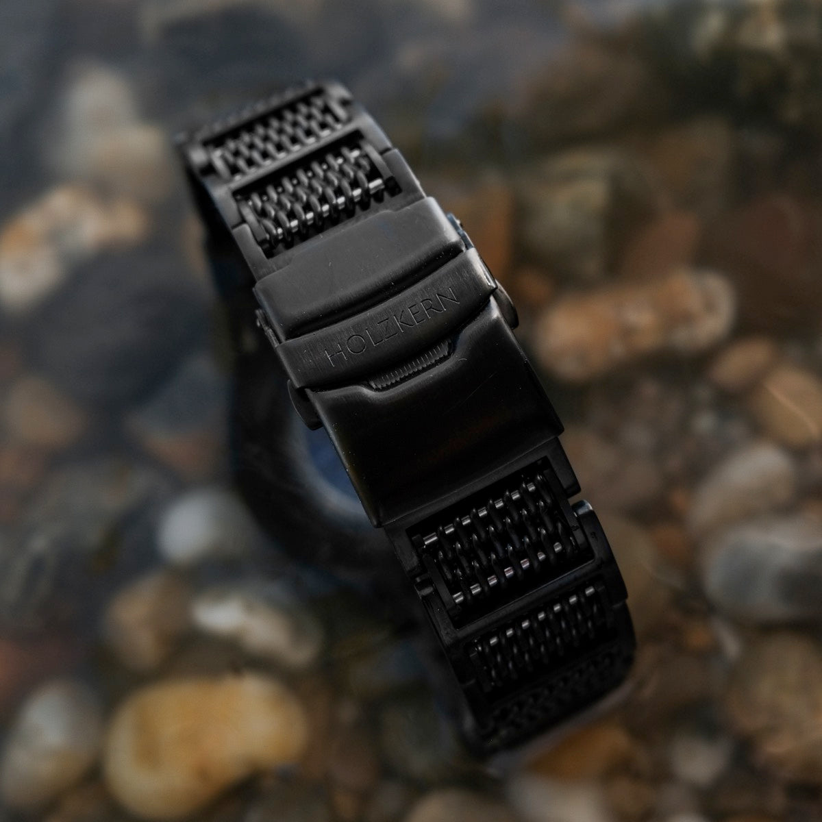 "Aoraki" band di orologi con Lapis Lazuli e materiali neri con un design elegante e texture.