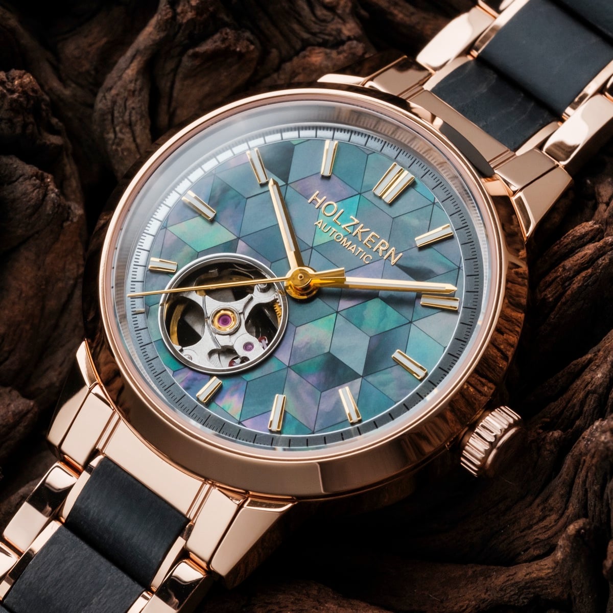 Orologio "Luminaire" con un design anacre e acero, caratterizzato da un quadrante geometrico e accenti metallici.