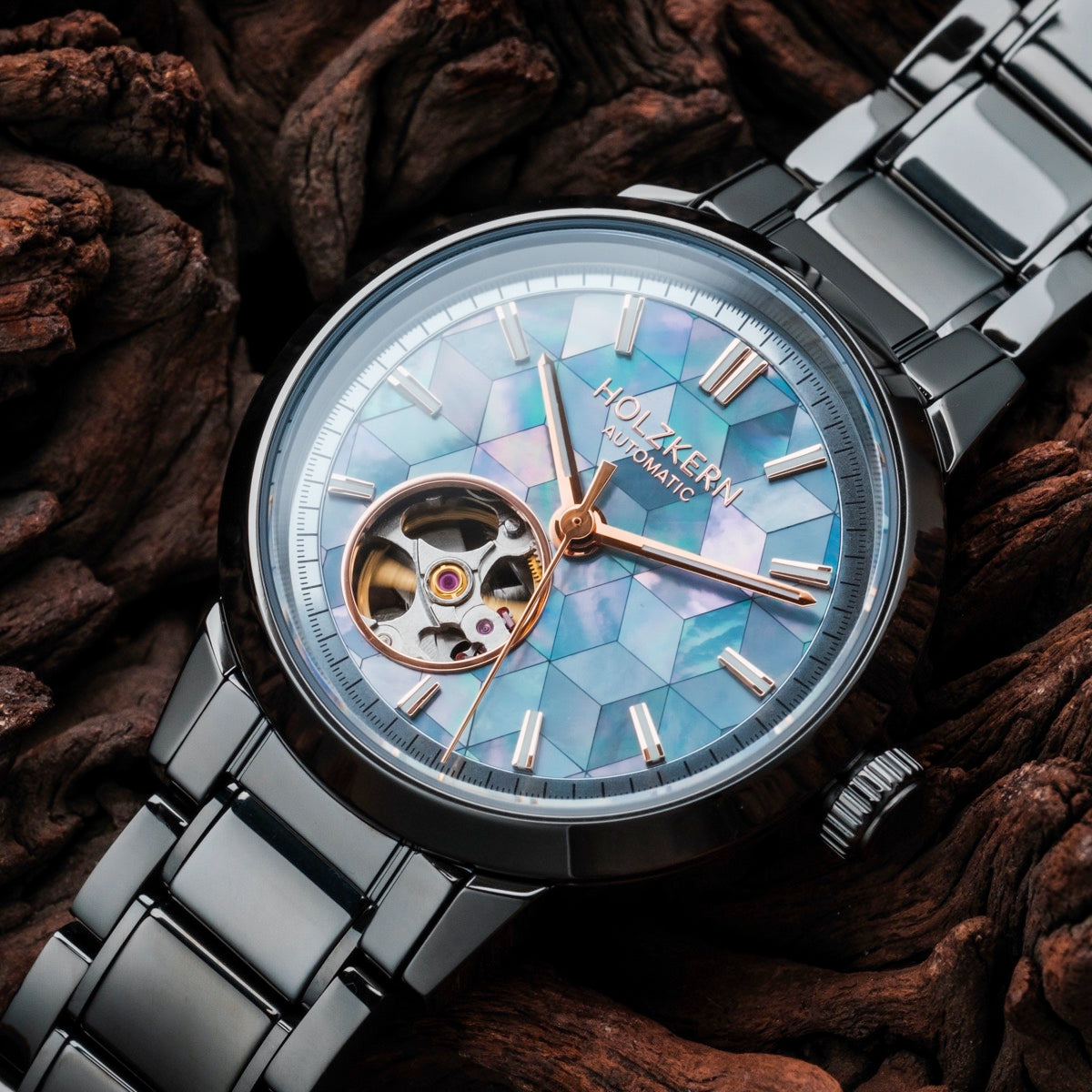 Orologio a specchio con un design in ceramica nacre con un elegante quadrante a cuore aperto su fondo legno.