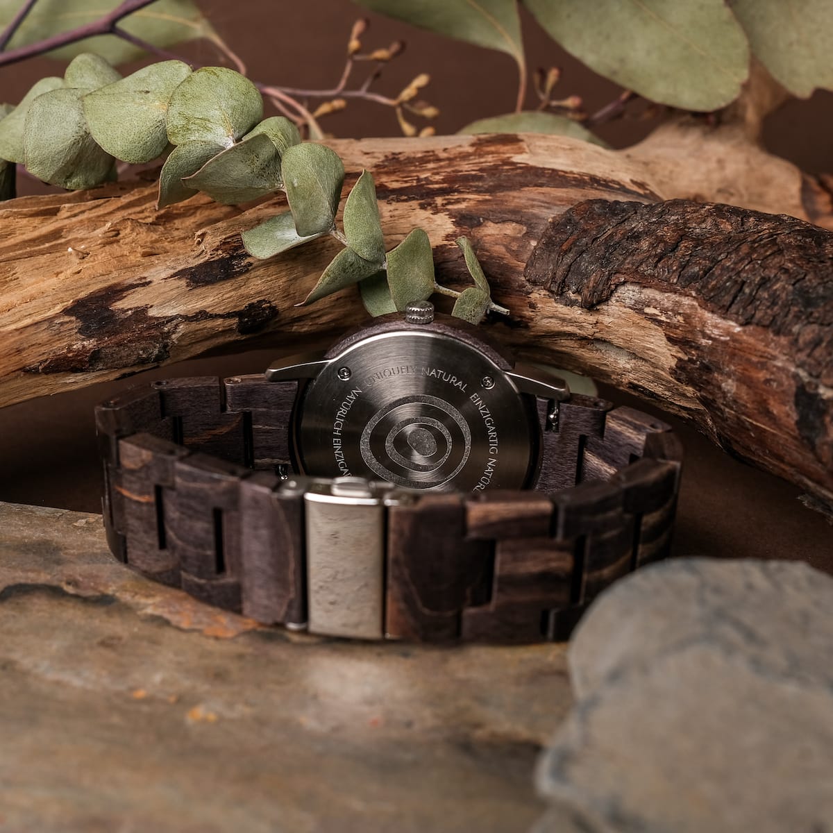 Orologio "Immanuel" con uno stile rustico con un design acero e sodalite, circondato da elementi in legno naturale.