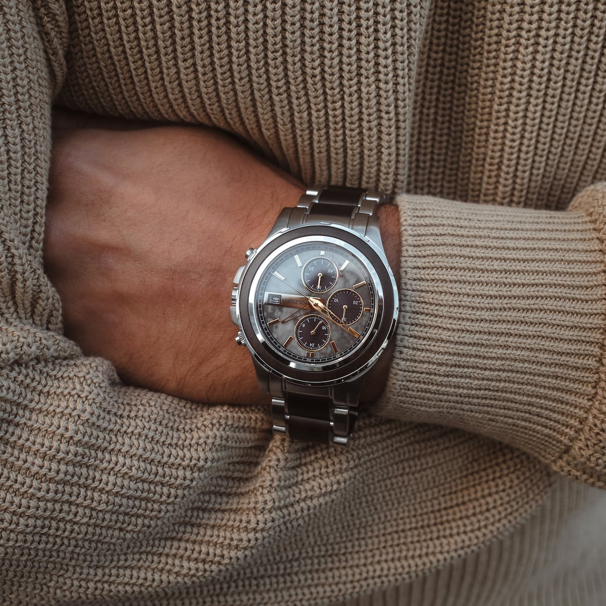 Orologio "Cairo" con finitura acero e marmo, dal design classico e sofisticato.
