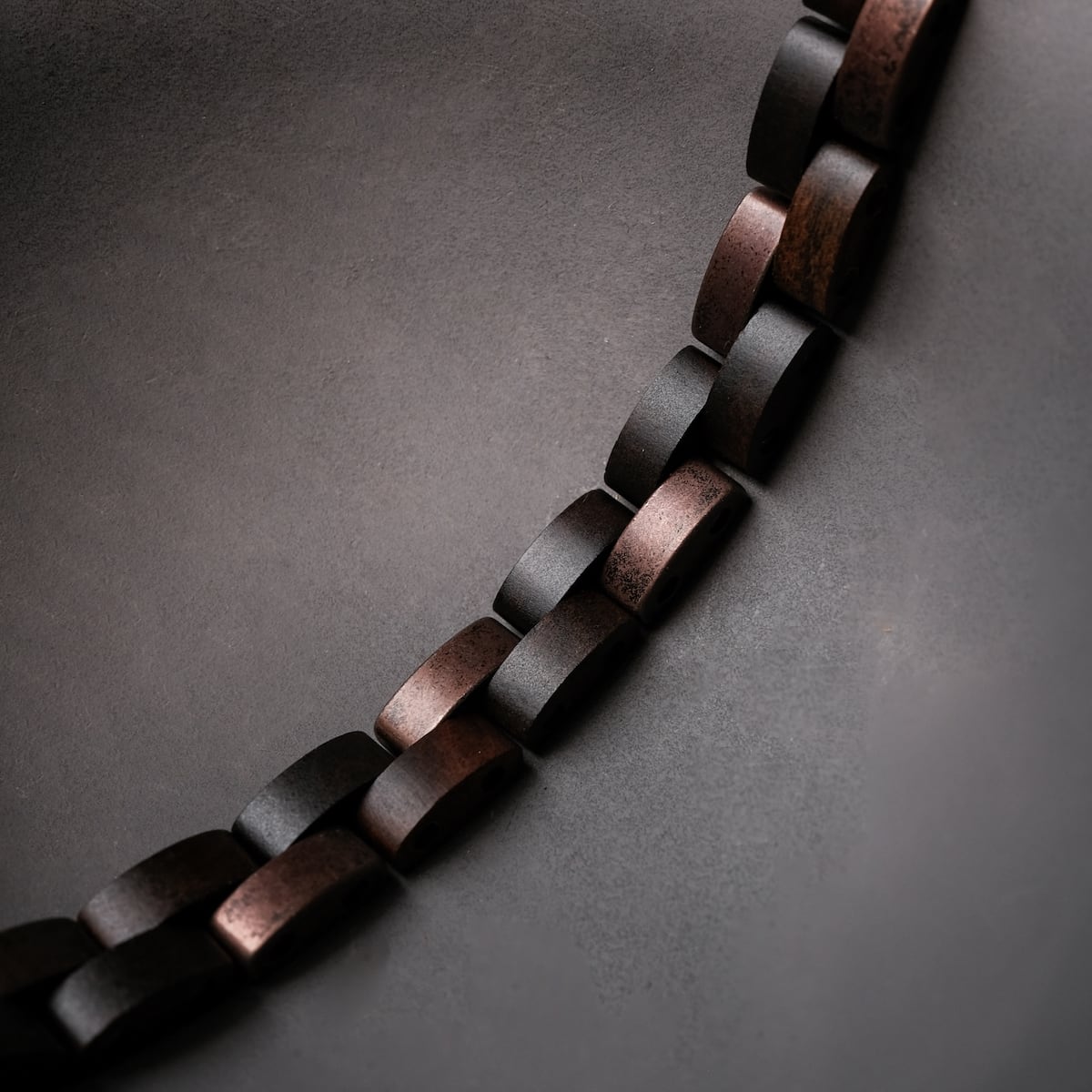 Bracciale "Rondo" con acero e antico design in rame in stile moderno ed elegante.