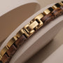 "Duet" band di orologi con zebrawood e accenti d'oro, che mostra uno stile elegante ed elegante.