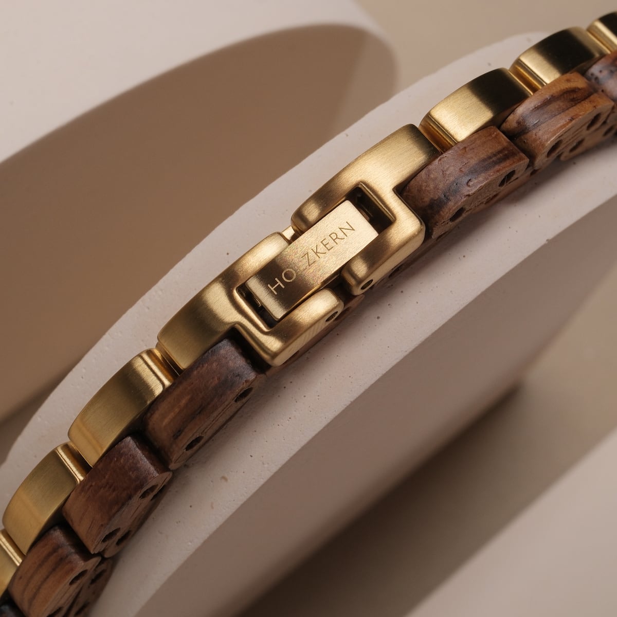 "Duet" band di orologi con zebrawood e accenti d'oro, che mostra uno stile elegante ed elegante.