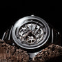 Orologio "Carbon", con un design grigio opaco e grigio scuro con un'estetica meccanica intricata.