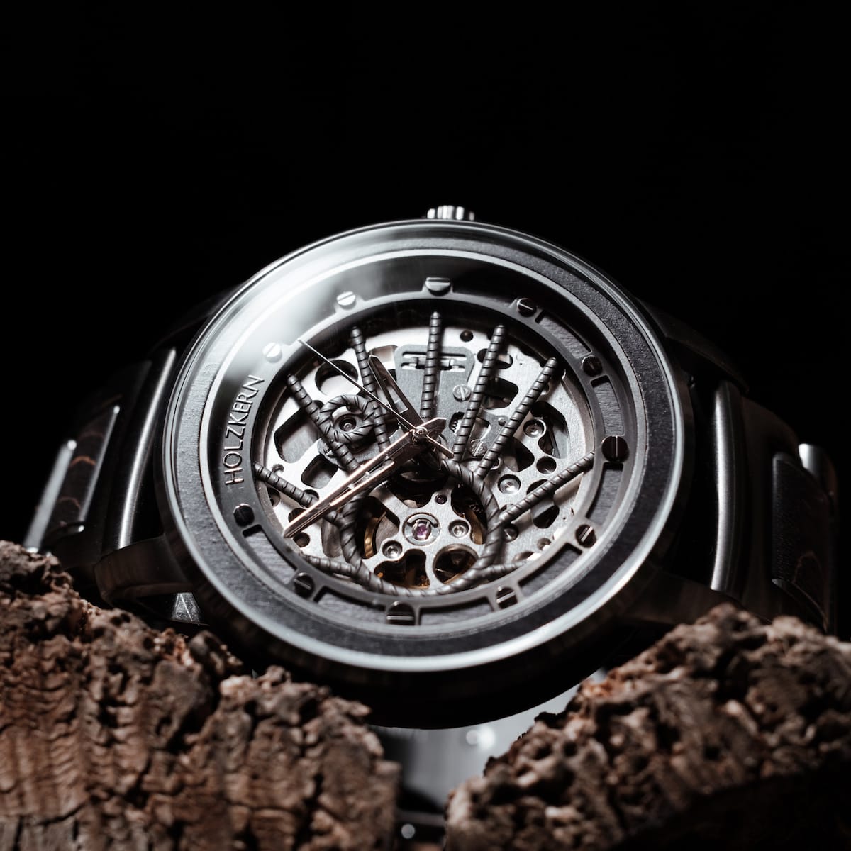 Orologio "Carbon", con un design grigio opaco e grigio scuro con un'estetica meccanica intricata.