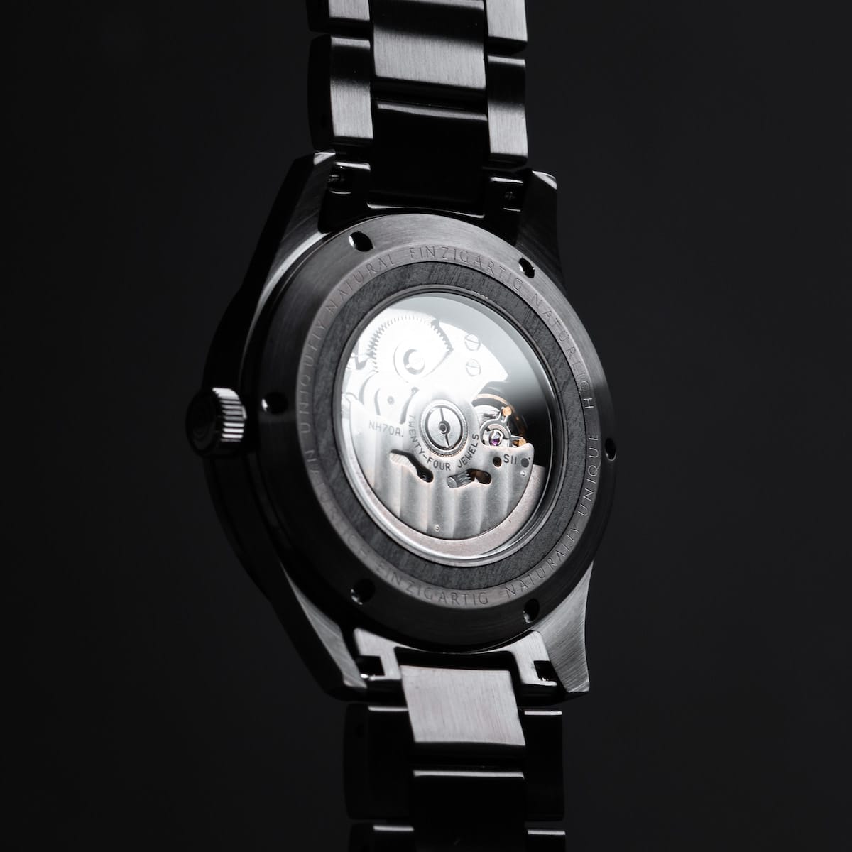 Orologio "Morasko" con un design elegante e grigio scuro con dettagli meccanici visibili.