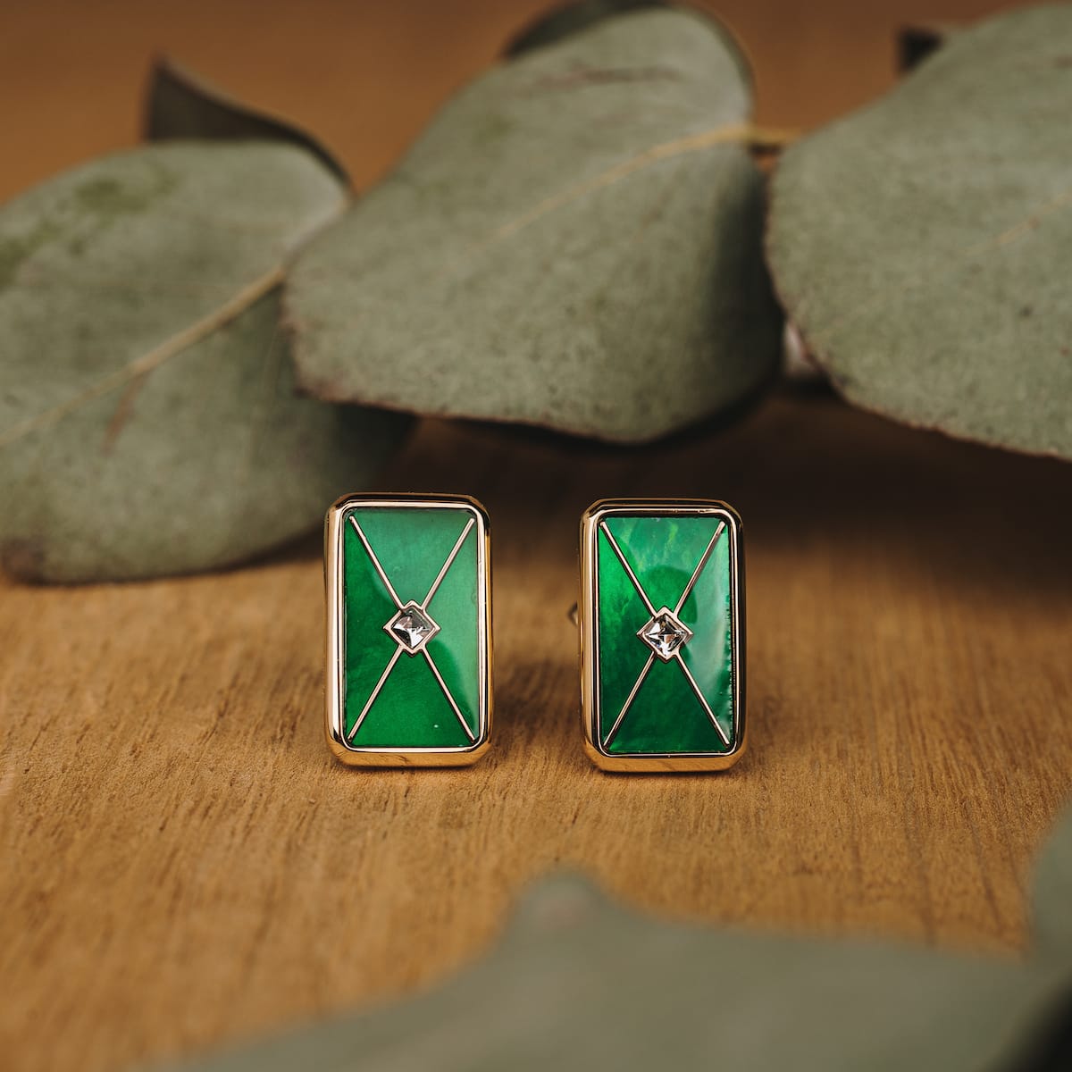 "Aquarell Orecchini", eleganti orecchini con un design geometrico verde vibrante in oro.