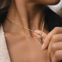 "Collana di danza", una collana di lapis lazuli in oro, con un design elegante ed equilibrato.