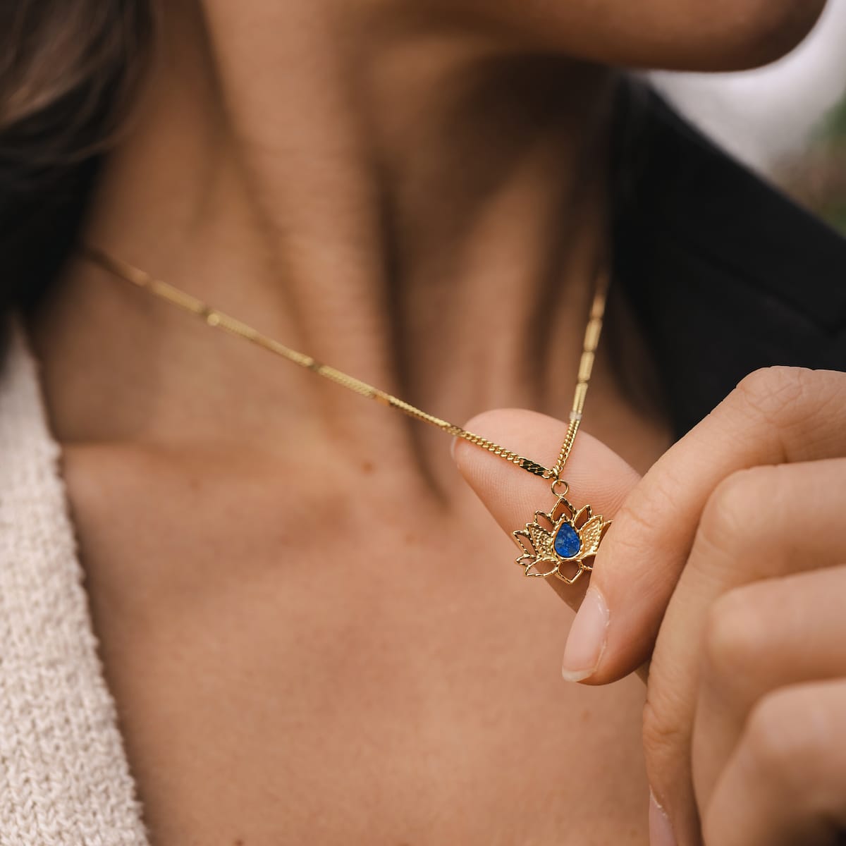 "Collana di danza", una collana di lapis lazuli in oro, con un design elegante ed equilibrato.