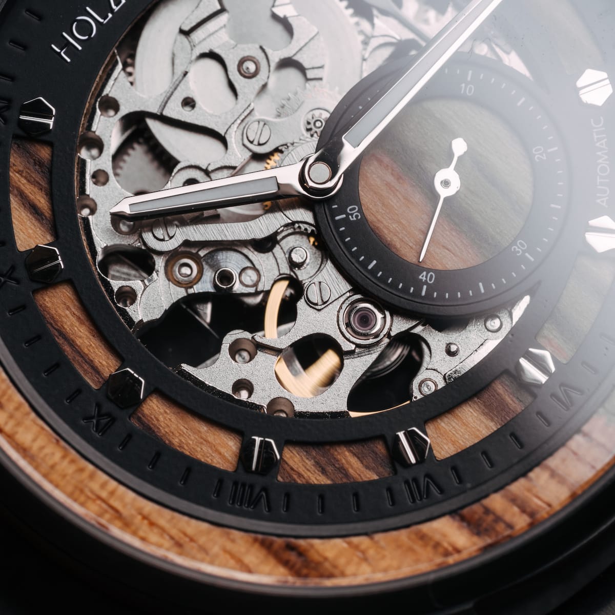 Orologio da polso Starrum con Zebrawood e dettagli neri con un design meccanico e intricato.
