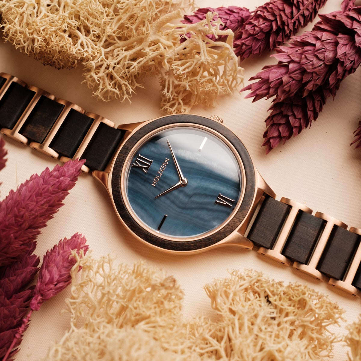"Maui" watch features a maple and nacre finish, highlighted by a stylish and elegant visual design.