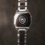 Orologio "Kéré" con design acero, caratterizzato da uno stile elegante e moderno con una fascia in metallo e legno scuro.