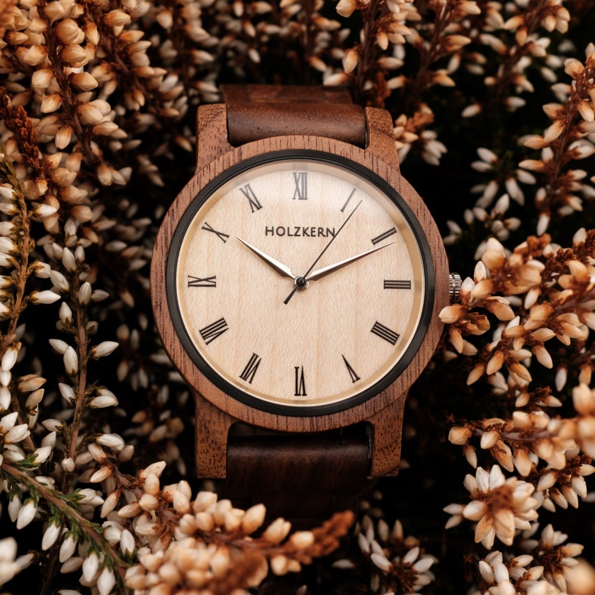 L'orologio "Fall Dusk" presenta un design in noce e acero con uno stile elegante e ispirato alla natura.