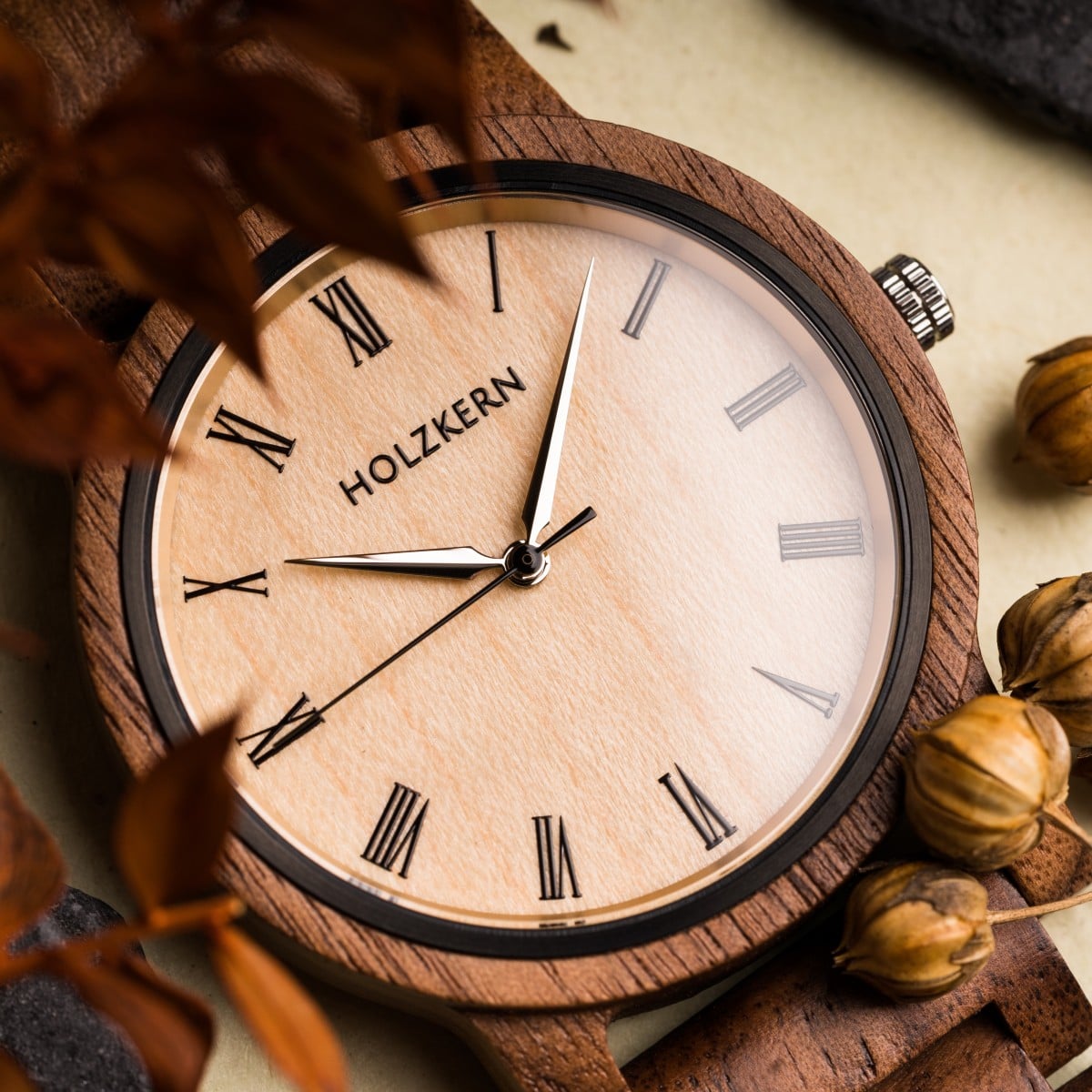 Orologio "Fall Dusk" con design in noce e acero con numeri romani minimalisti.