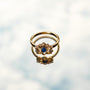 Anello "Balance Ring" in oro con un design di loto, con una pietra lapis lazuli sorprendente su una superficie riflettente.