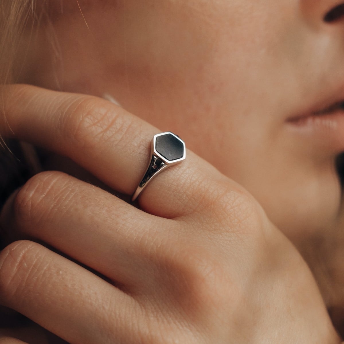 "Facade Ring", un anello moderno in marmo e argento, che mostra un design elegante e minimalista.