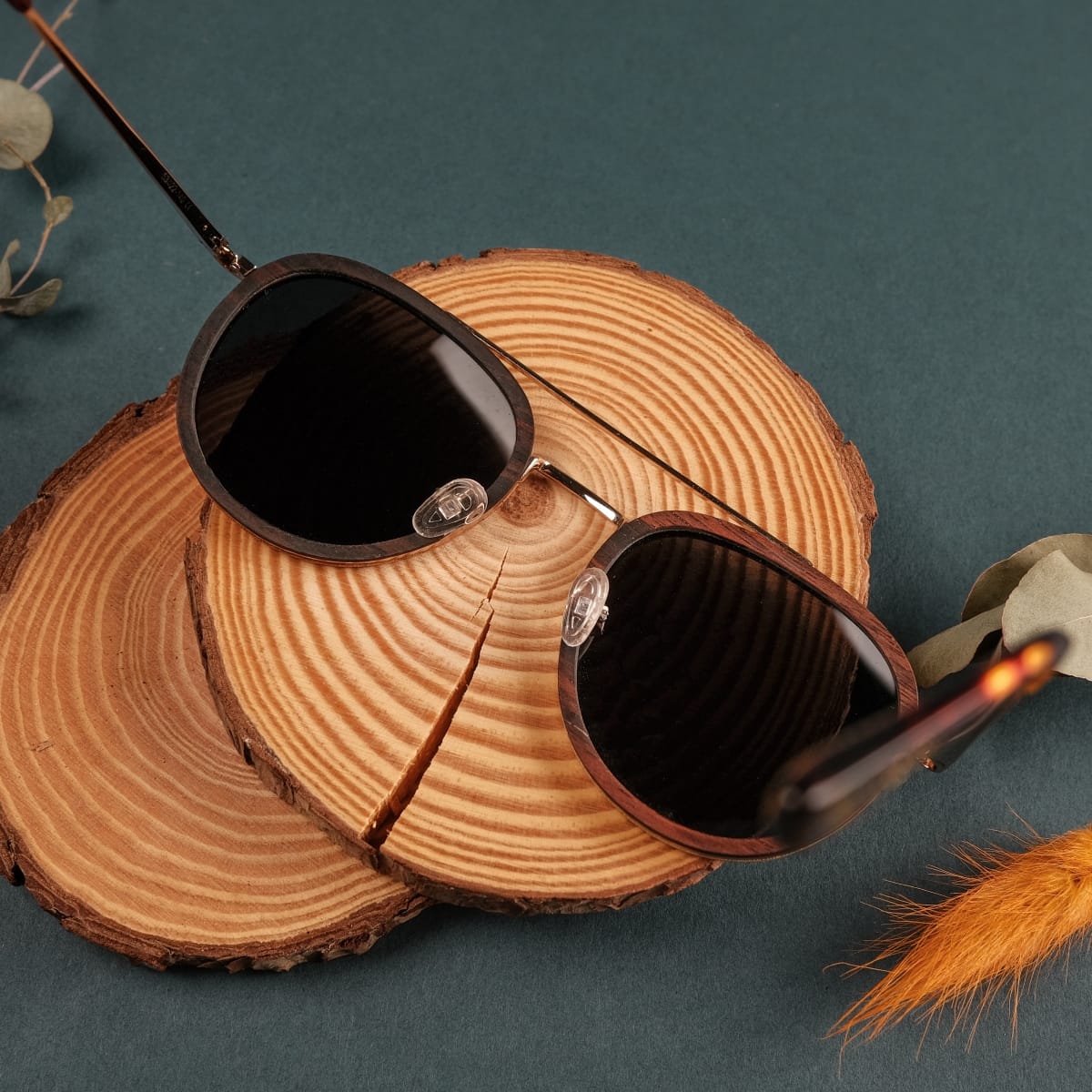 Occhiali da sole "The Risky" con cornici in zebrawood e accenti in oro opaco, esaltando uno stile naturale ed elegante.