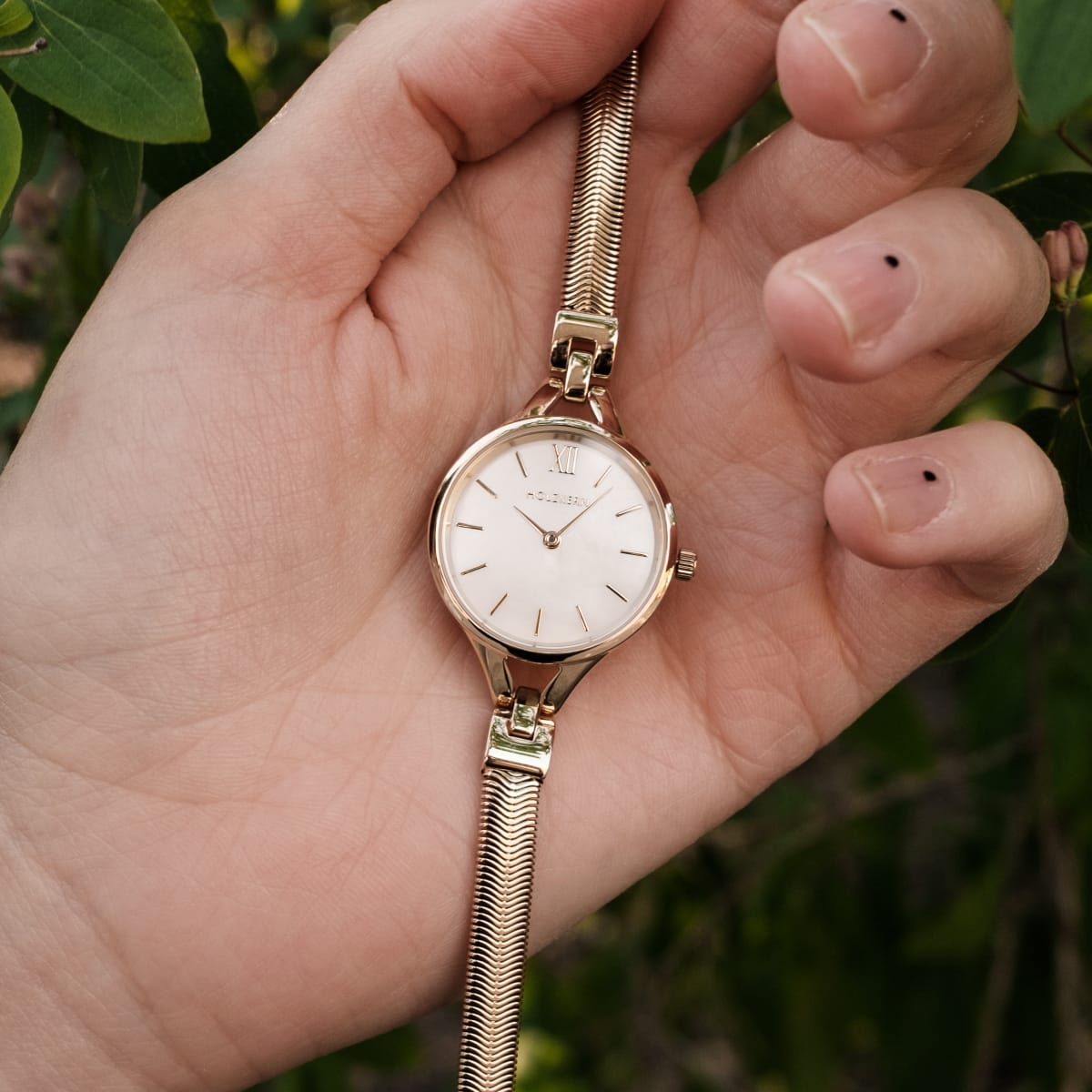 "Kaliya", un orologio d'oro con quadrante anacre, caratterizzato da un design elegante e minimalista.