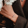 "Bracciale di pigmento": Elegante bracciale in marmo e argento con uno stile minimalista.