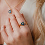 "Spectral Ring": anello in oro con un design blu nacre, caratterizzato da uno stile esagonale moderno.