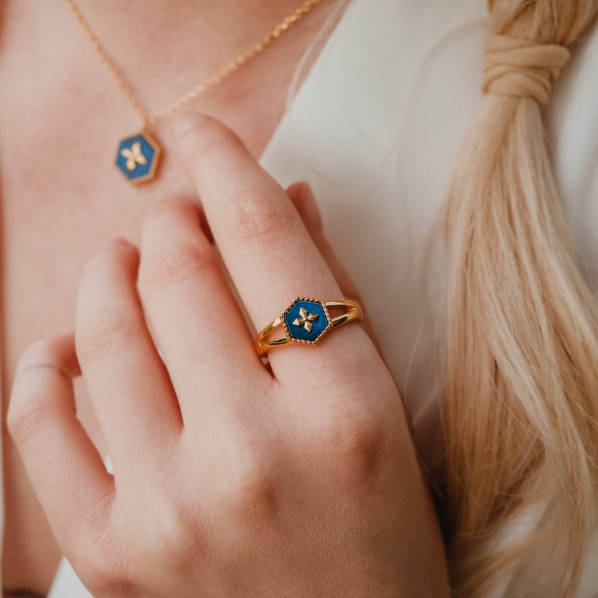 "Spectral Ring": anello in oro con un design blu nacre, caratterizzato da uno stile esagonale moderno.