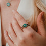 "Spectral Ring", un anello esagonale in argento e nacre, che mostra elegante maestria e design moderno.