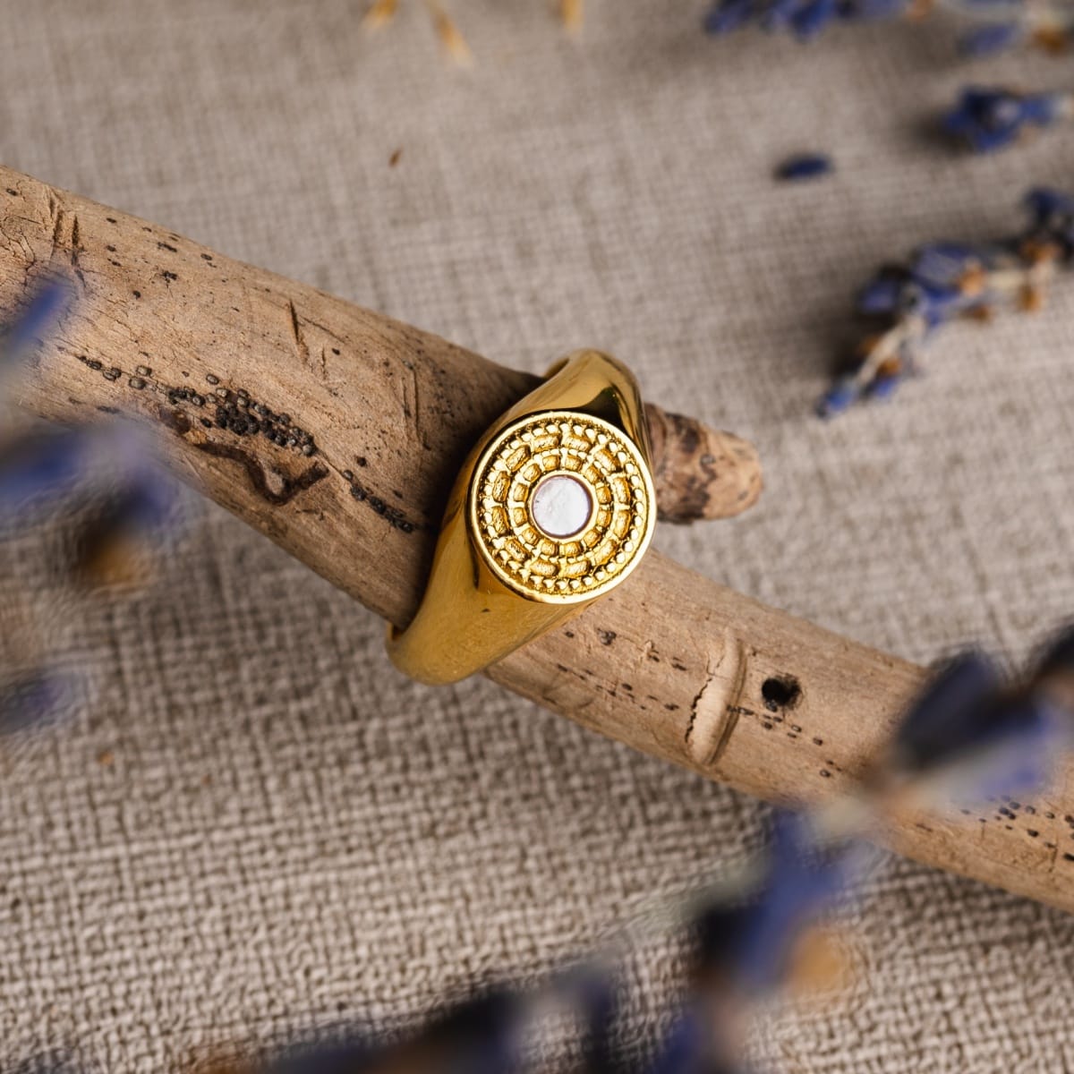 "Pixa Ring", un anello in oro e bianco, che mostra un design strutturato ed elegante.