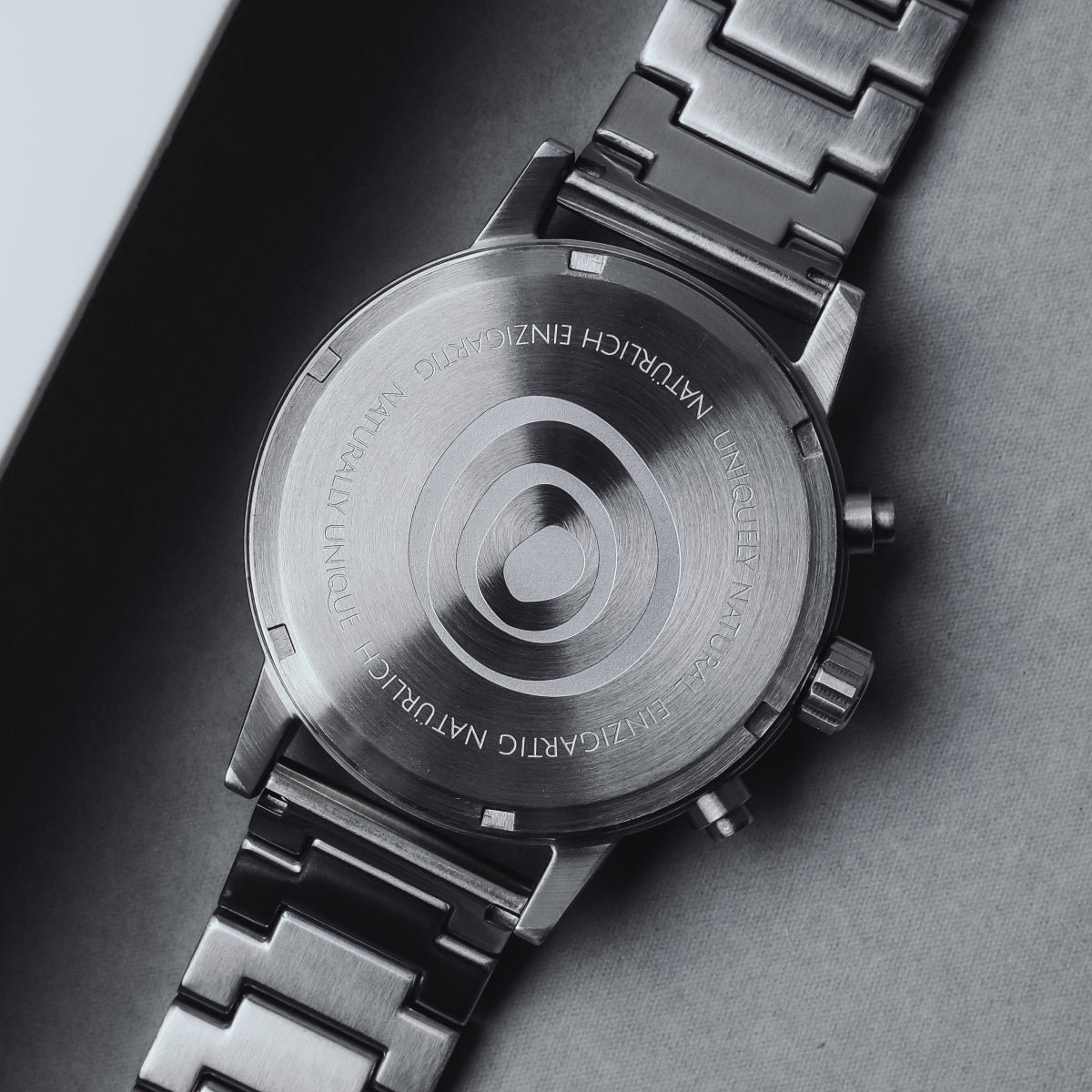 Orologio "Paracas" con un design elegante e moderno con accenti Lapis Lazuli e argento.