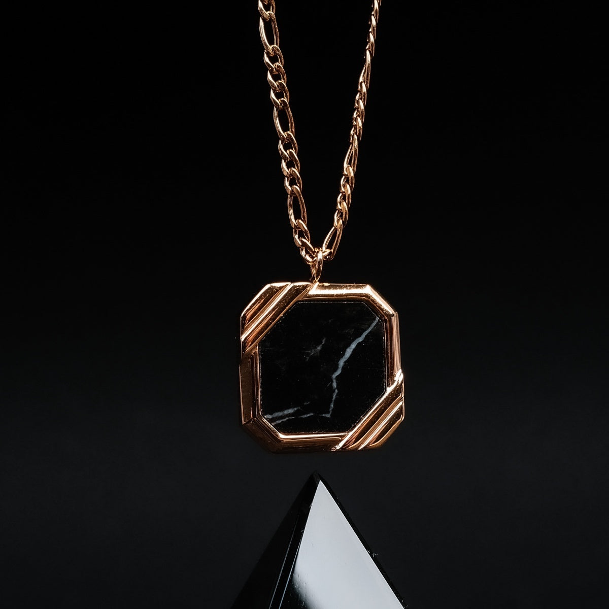 Collana "Scalar Collana" con un ciondolo in marmo geometrico con accenti in oro e una catena elegante.