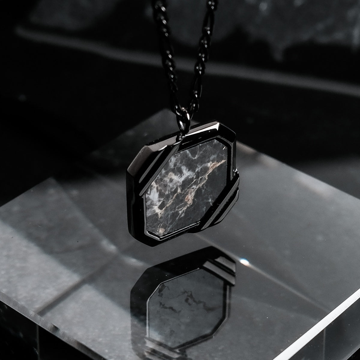 Collana "Scalar" con un grigio scuro, ciondolo geometrico Nero Portoro e design elegante contemporaneo.