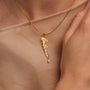Collana "Believe-Charm", un fascino d'oro con un accento di perla e un design elegante script.