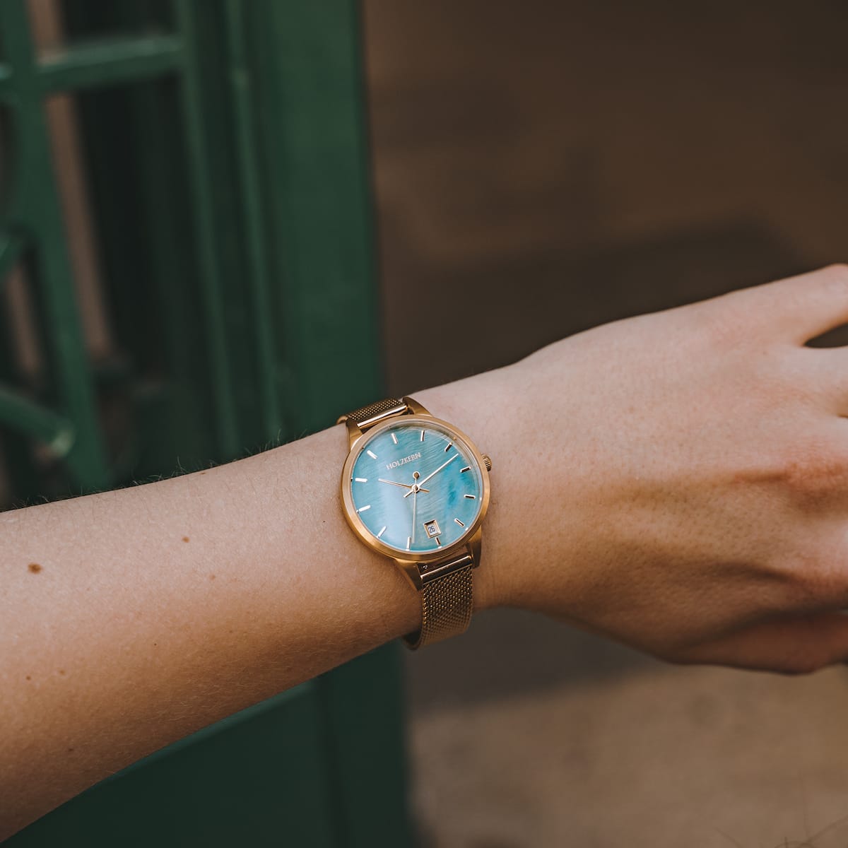 Orologio "Talamanca" con accenti in oro e viso turchese, dal design elegante ed elegante.