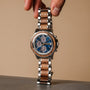 "Koh Mak", un orologio con dettagli in noce e marmo, con un design elegante e accenti metallici.